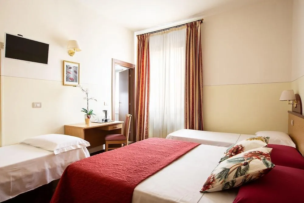 Aramis Deluxe Rooms Florens 2*,